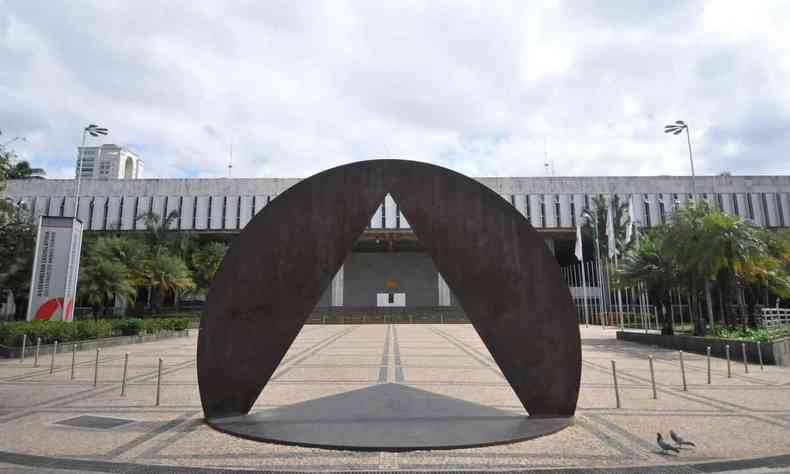 Vista da sede da Assembleia de MG, que tem, em sua entrada, monumento que homenageia a Inconfidncia Mineira