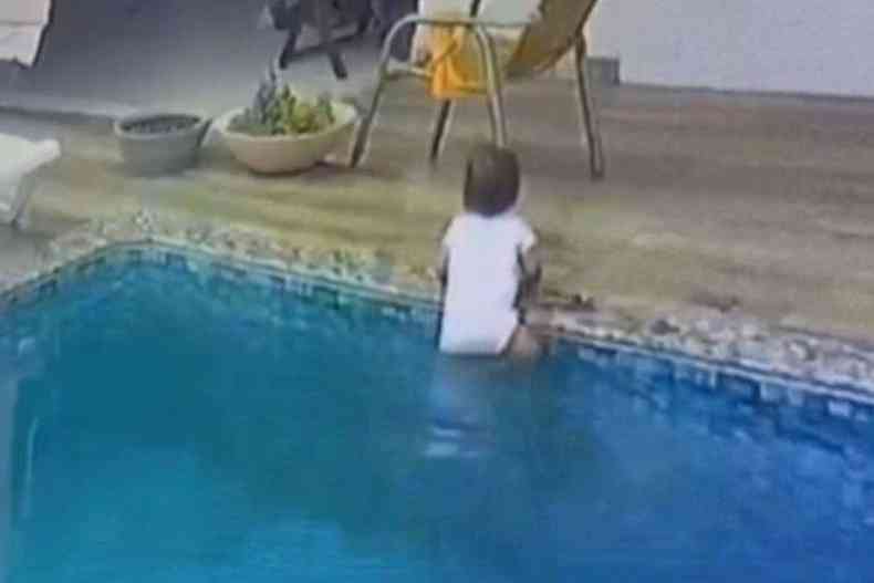 Bebê entrando na piscina em Goiás