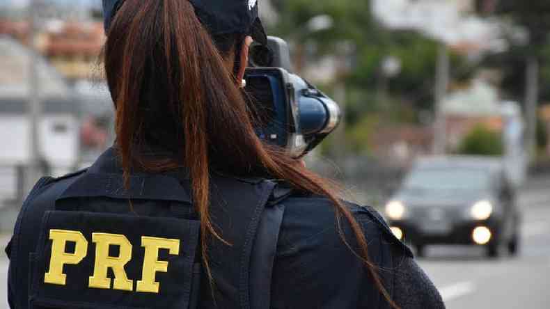 Agente da PRF do Paran em operao no dia 14 de maio; policiais relataram  BBC News Brasil nova restrio ao atendimento  imprensa no rgo(foto: Divulgao/PRF Paran)