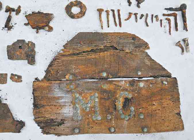 Peas corrodas de metal e fragmentos de madeira com as iniciais M.C. podem ajudar a confirmar se ali estavam os restos mortais do escritor (foto: Sociedad de Ciencia Aranzadi/AFP )