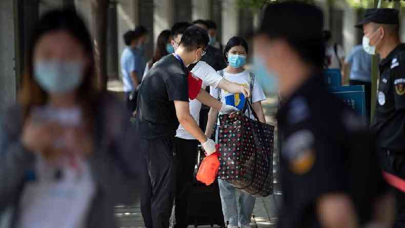 Pesquisadores de Harvard dizem que imagens de satlite mostram aumento de trfego nos cinco hospitais da cidade chinesa entre fins de agosto e dezembro.(foto: AFP)
