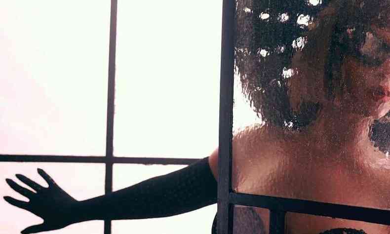Beyoncé usa luva preta, chapéu e vestido decotado atrás de parede de vidro molhada na capa do single Break my soul