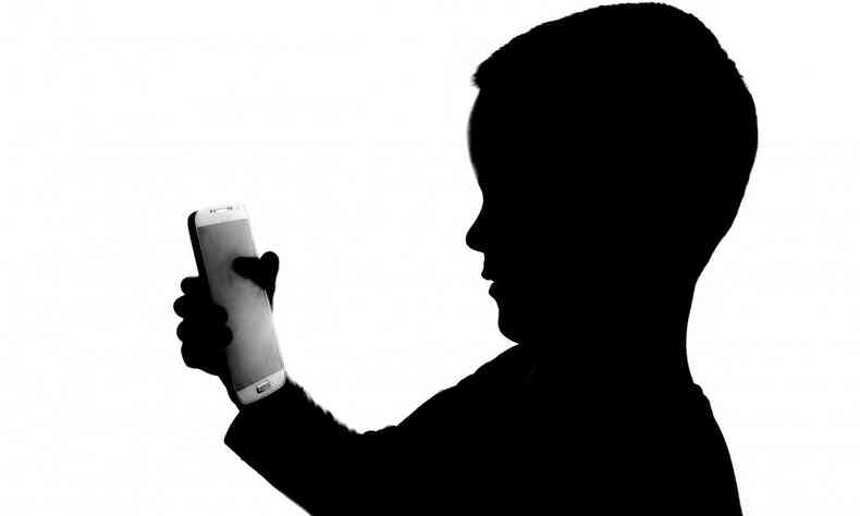 Imagem ilustrativa de uma criana com um celular