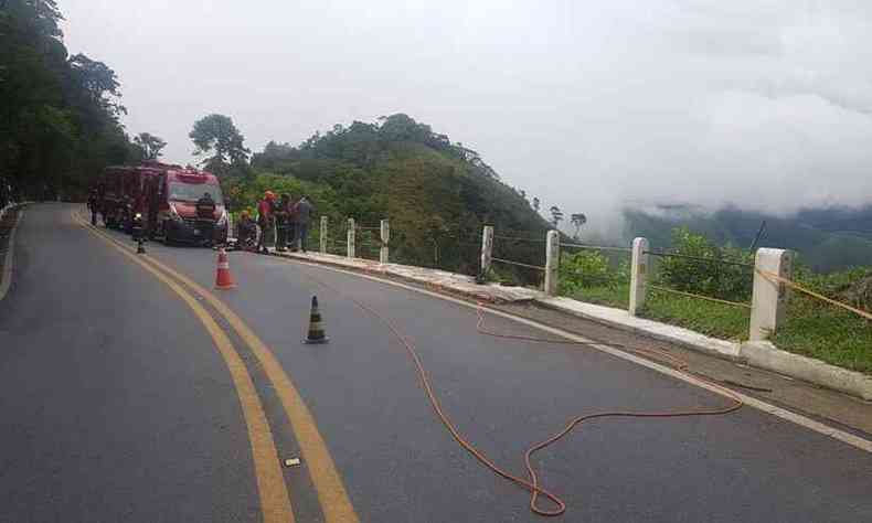 Carro com cinco ocupantes caiu em ribanceira de 300 metros(foto: PRF/Divulgao)