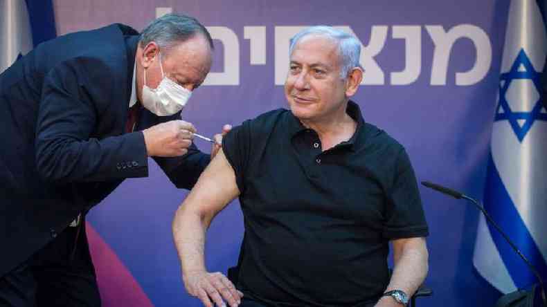 Primeiro-ministro de Israel, Benjamn Netanyahu, recebe a vacina contra a covid-19 - governo firmou acordo com a Pfizer que garante grande quantidade de vacinas.(foto: Getty Images)