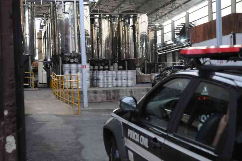 Polcia Civil esteve na sede da cervejaria Backer, na Zona Oeste de BH, no incio de janeiro. O objetivo era coletar amostras da produo da empresa(foto: Juarez Rodrigues/EM/D.A Press)