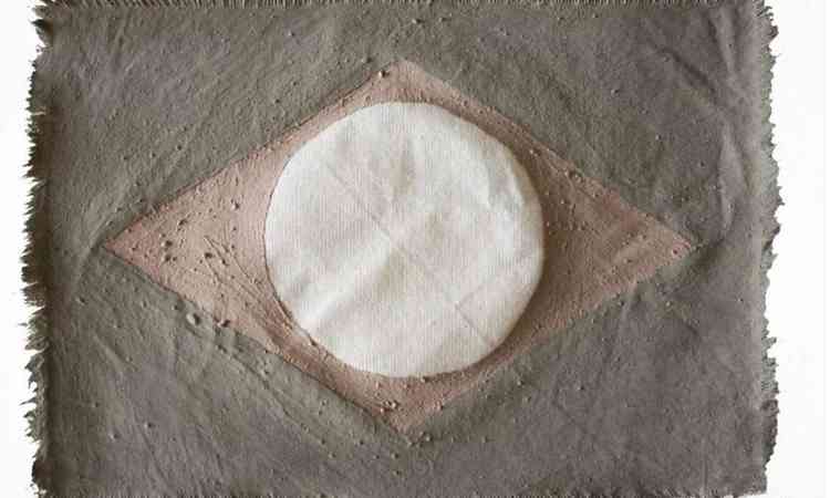 Bandeira Nacional feita de lama e cimento, trabalho da artista Luana Vitro