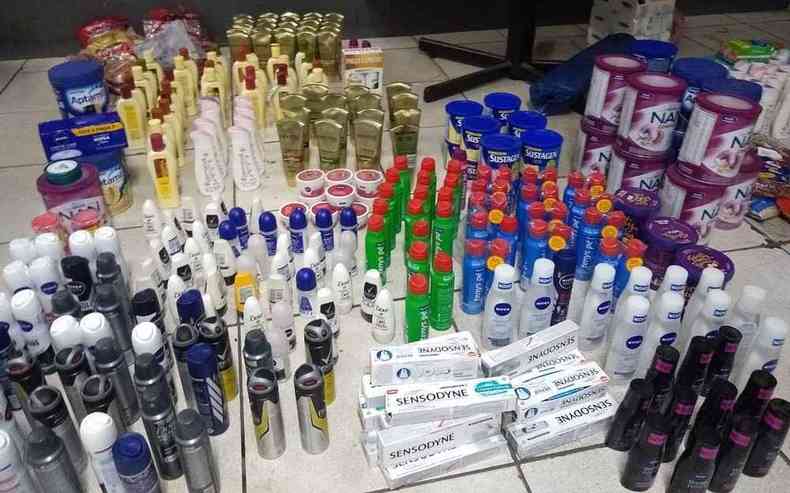 Os produtos de farmcia roubados foram apreendidos(foto: PMMG/Divulgao)