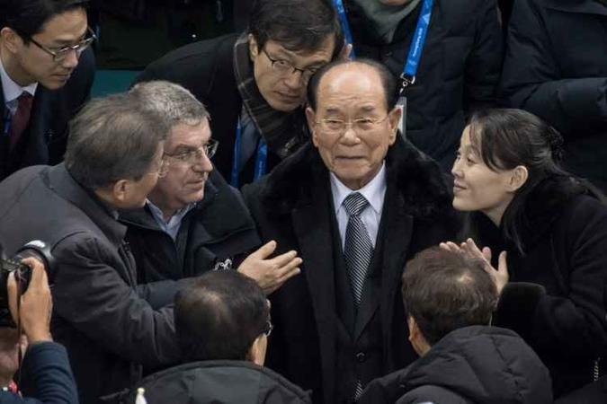 Líderes da Coreia do Sul e Coreia do Norte, Moon Jae-in, Kim Yong Nam, Kim Yo Jong e Kim Jong Un, esperam partida de hóquei no gelo pelas Olimpíadas de Inverno de Pyeongchang, neste sábado, 10 de fevereiro (foto: Ed Jones/AFP) Líderes da Coreia do Sul e Coreia do Norte, Moon Jae-in, Kim Yong Nam, Kim Yo Jong e Kim Jong Un, esperam partida de hóquei no gelo pelas Olimpíadas de Inverno de Pyeongchang, neste sábado, 10 de fevereiro (foto: Ed Jones/AFP)