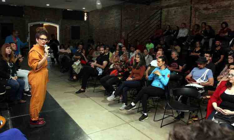 Maria Marighella em reunio na sede da Funarte Minas