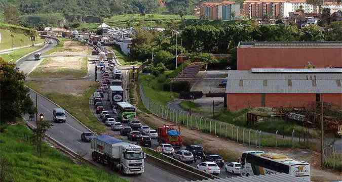 Longas filas de veculos se estenderam pela rodovia(foto: Edesio Ferreira/EM/D.A.Press)