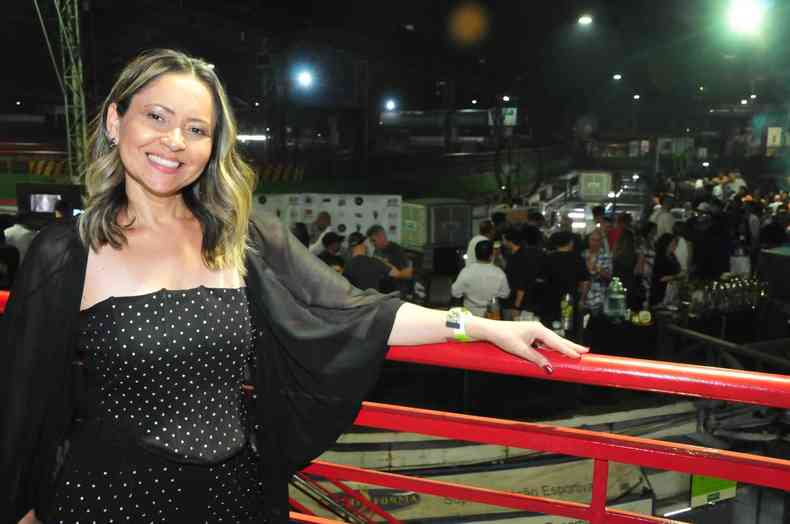 Edivane Pinheiro apoiada em corrimo vermelho na festa de lanamento do projeto Embaixadores - MG no Mercado Central de Belo Horizonte