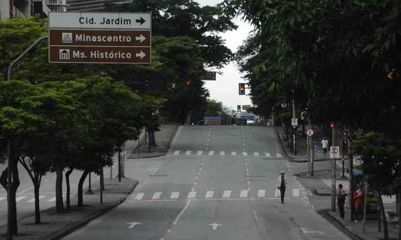 Avenida Amazonas, no Centro de Belo Horizonte, completamente vazia, sem carros