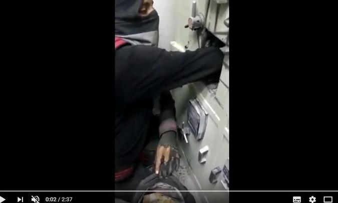 Os ladrões do cofre 'passam a visão' aos políticos da Lava-Jato(foto: Reprodução Youtube) Os ladrões do cofre 'passam a visão' aos políticos da Lava-Jato(foto: Reprodução Youtube)