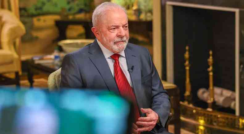 Lula durante entrevista; ele est sentado e usa um terno marinho e gravata vermelha
