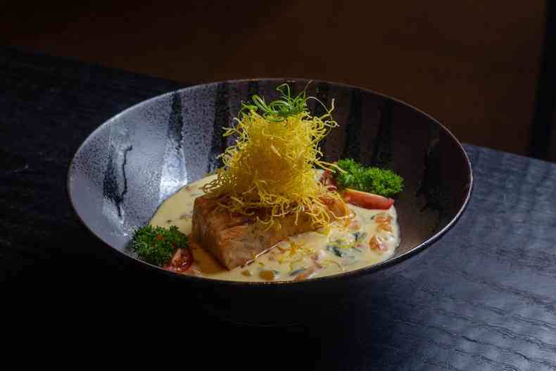 Grilled Salmon Com molho concasse e espinafre udon japones bh