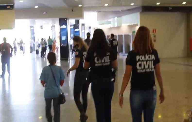 Mulher desembarcou no Aeroporto Internacional de BH, em Confins, nesta segunda-feira (29/03)(foto: Divulgao/Polcia Civil)