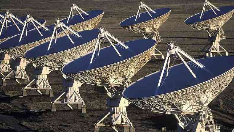 Antenas mveis, conhecidas como Very Large Array (VLA), recebem sinais de rdio, alguns extremamente fracos, de todo o cosmos(foto: Getty Images)