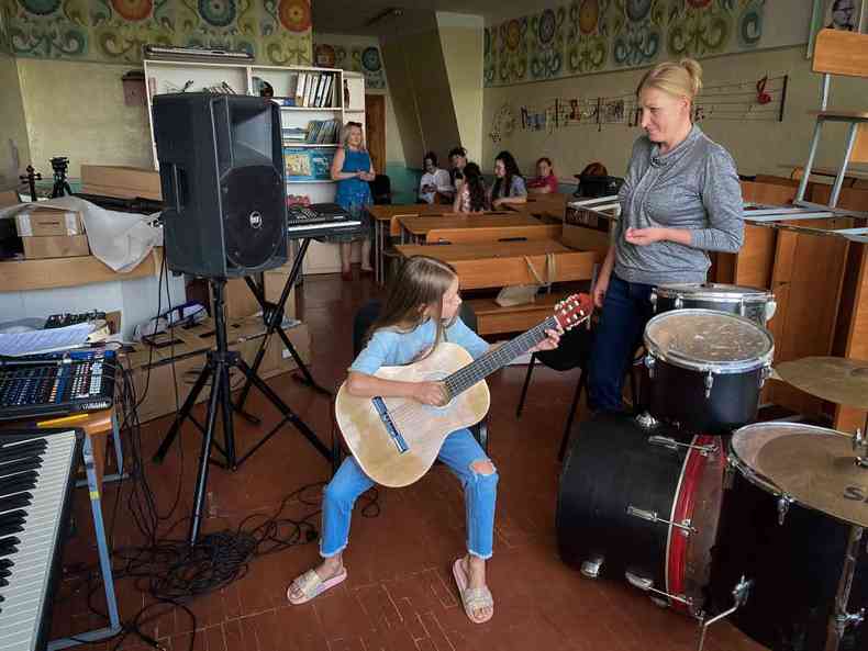 Tetiana Kryvosheienko dá aula de música para alunos em Borodianka, na ucrânia