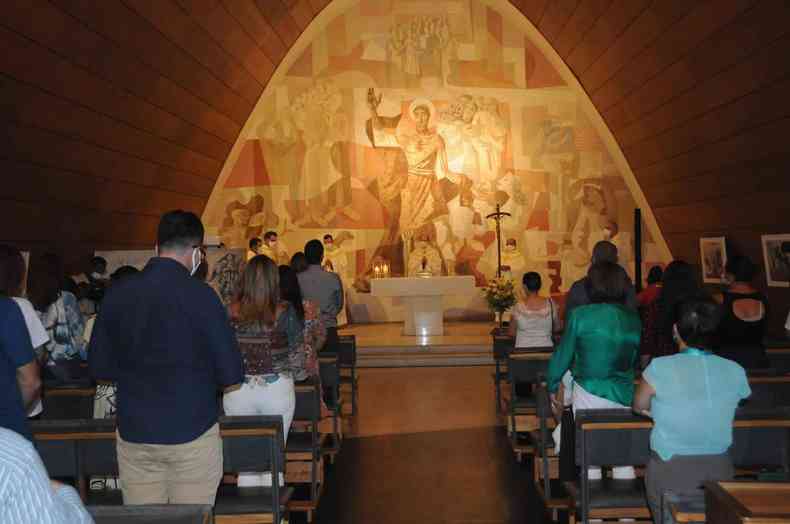 Fieis rezam ajoelhados na cerimnia de elevao da Igrejinha da Pampulha a Santurio Arquidiocesano So Francisco de Assis