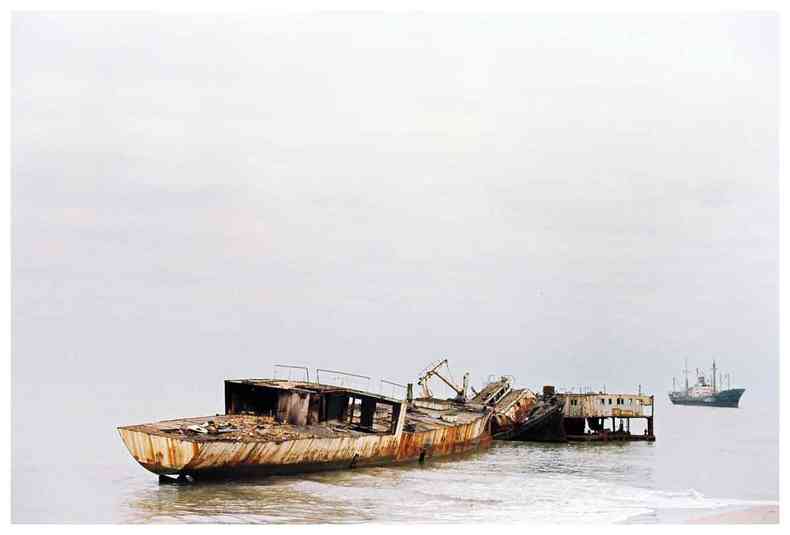 estrutura envelhecida de navio encalhada no mar em cena do filme 'Os ossos da saudade' 