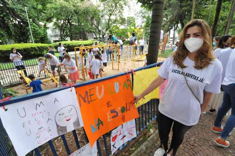 Mariana Andrade durante o protesto contra o adiamento do incio das aulas presenciais em 2022