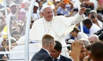 Papa Francisco chega de papam�vel para celebrar missa em Havana (foto: Ag�ncia Lusa/EPA/Orlando Barria/Direitos Reservados)
