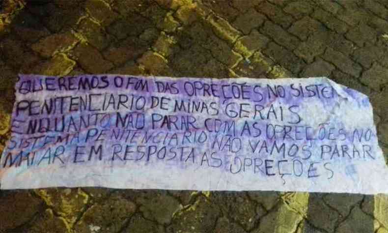Em Uberaba, grupo invadiu agncia e deixou cartaz intimidatrio criticando condies carcerrias(foto: PM/Divulgao)