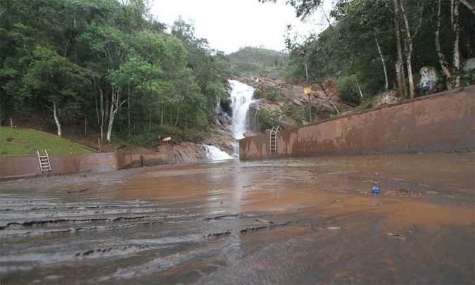 Lama cheia de minério se acumula na Cachoeira de Santo Antônio, abaixo de empreendimentos minerários como o ligado à Companhia Siderúrgica Nacional(foto: Edésio Ferreira/EM/DA Press) Lama cheia de minério se acumula na Cachoeira de Santo Antônio, abaixo de empreendimentos minerários como o ligado à Companhia Siderúrgica Nacional(foto: Edésio Ferreira/EM/DA Press)