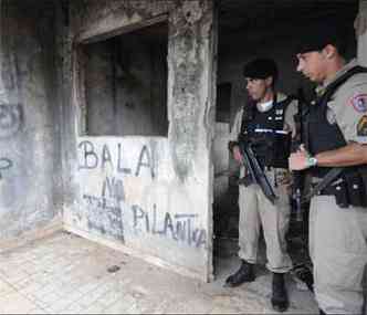 Policiais vistoriam casa usada por traficantes em Pouso Alegre: Polcia Civil cobra mais delegados(foto: Beto Magalhes/EM/D.A PRESS)