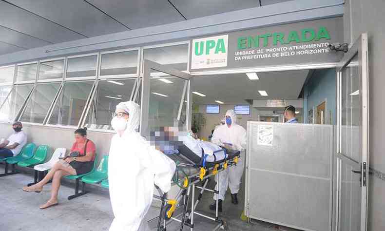 Paciente em transferncia do CECOVID, da UPA Centro-Sul, para o Hospital do Barreiro, em Belo Horizonte(foto: Leandro Couri/EM/D.A Press - 09/04/2021)