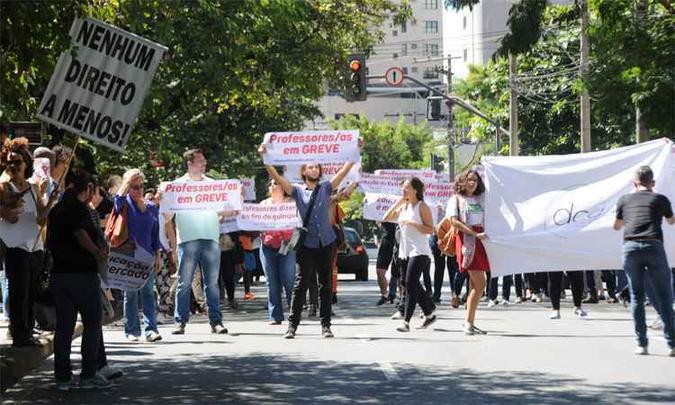 Manifestação de professores durante reunião de mediação no TRT. Alteração de período de férias é um dos pontos de impasse entre as partes (foto: Beto Novaes/EM/DA Press) Manifestação de professores durante reunião de mediação no TRT. Alteração de período de férias é um dos pontos de impasse entre as partes (foto: Beto Novaes/EM/DA Press)