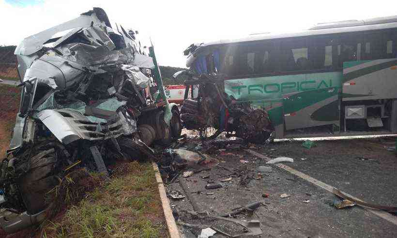 E a BR-251 está mais uma vez fechada ao tráfego de veículos, e  provavelmente até o fim da tarde deste domingo. Carreta com etanol tombou  no km 350, além de Francisco Sá