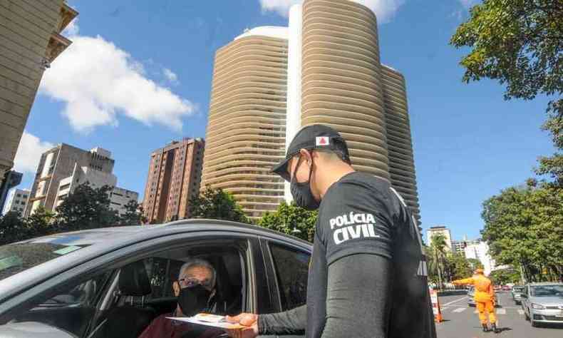 Blitz para conscientizar motoristas a serem mais responsveis no trnsito(foto: Leandro Couri/EM/D.A Press)
