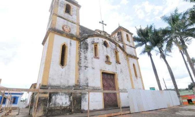 Fachada da Matriz de São Gonçalo já com os tapumes para a primeira fase da restauração, que demandará investimentos de R$ 1,8 milhão: há trincas na parede frontal(foto: Beto Novaes/EM/D.A Press) Fachada da Matriz de São Gonçalo já com os tapumes para a primeira fase da restauração, que demandará investimentos de R$ 1,8 milhão: há trincas na parede frontal(foto: Beto Novaes/EM/D.A Press)
