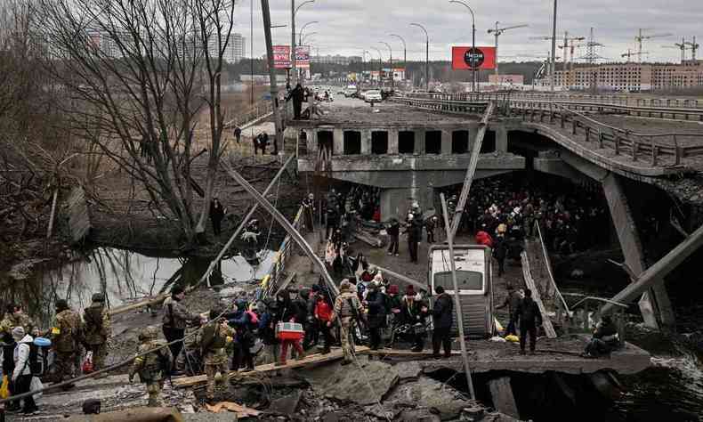 Ponte destruída Na cidade de Irpin, a noroeste de Kiev