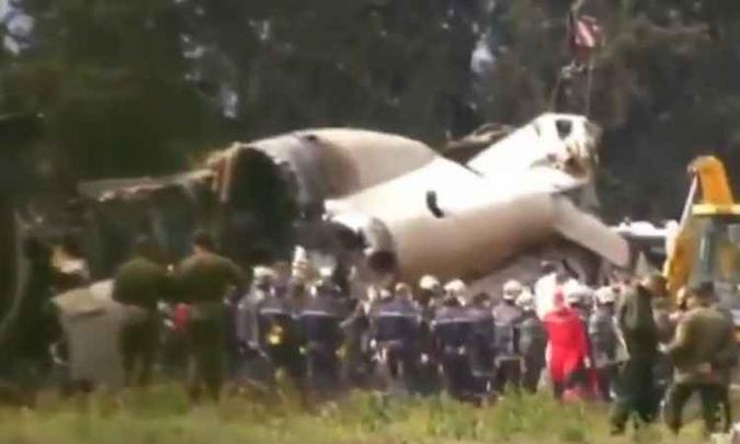 Imagens de um canal de TV local mostram equipes de resgate ao redor dos destroços da aeronave militar(foto: Reprodução/Youtube) Imagens de um canal de TV local mostram equipes de resgate ao redor dos destroços da aeronave militar(foto: Reprodução/Youtube)