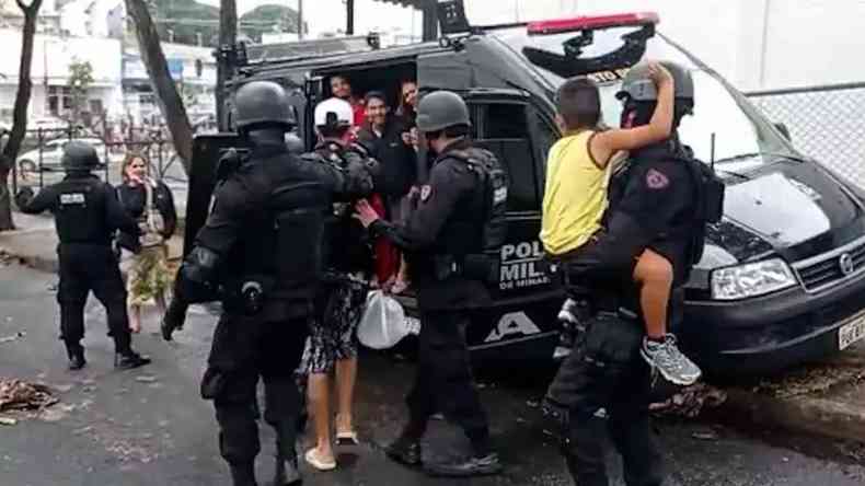 Menino recebido pelos familiares com emoo