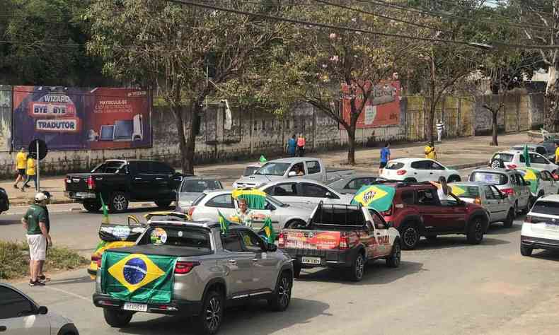 carros com bandeiras do Brasil 