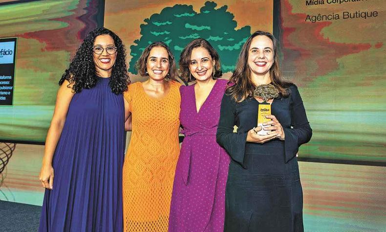 Ana Luiza Purri, diretora; Débora Santana, coordenadora-geral; Cristina Mota, coordenadora de publicações; e Iaçanã Woyames, executiva de atendimento(foto: Prefácio/Divulgação ) Prefácio conquista prêmio