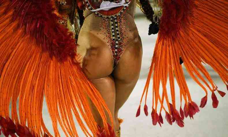 A sensualidade faz parte do carnaval (foto: CARL DE SOUZA /AFP )