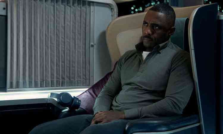 O ator Idris Elba em cena de 'Sequestro no ar'
