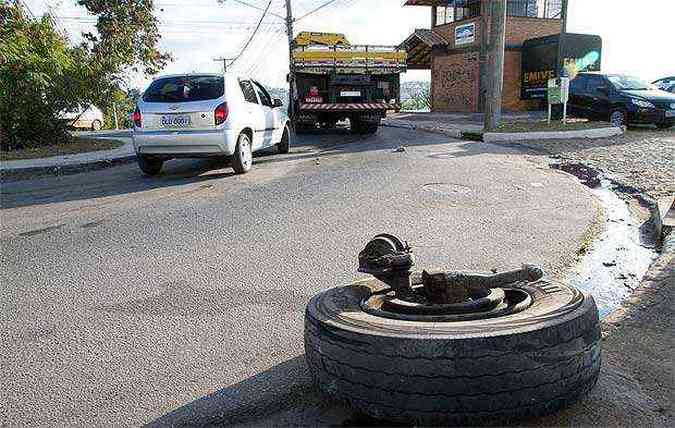 Uma roda do veculo acabou se soltando durante o trajeto(foto: Claudio Cunha/Encontro)