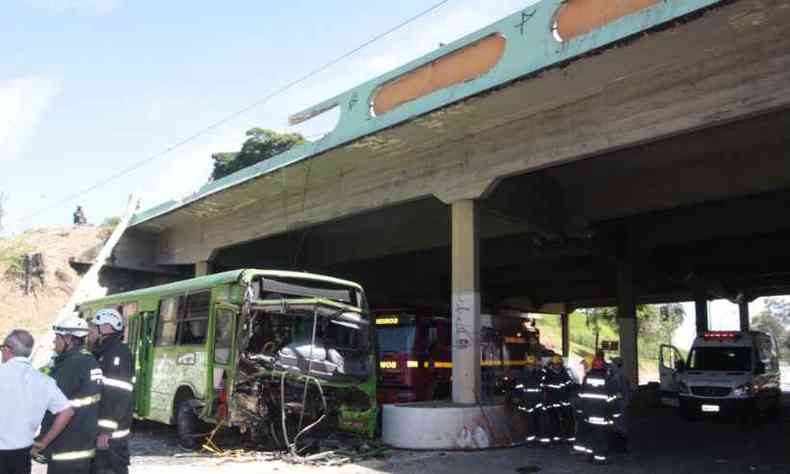 nibus despencou de viaduto que fica na Avenida Joo Csar de Oliveira(foto: Jair Amaral/EM/D.A Press)