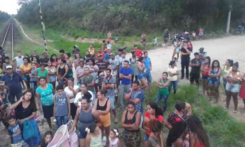 A Estrada de Ferro Vitria a Minas est interditada por manifestantes(foto: WhatsApp/Reproduo)