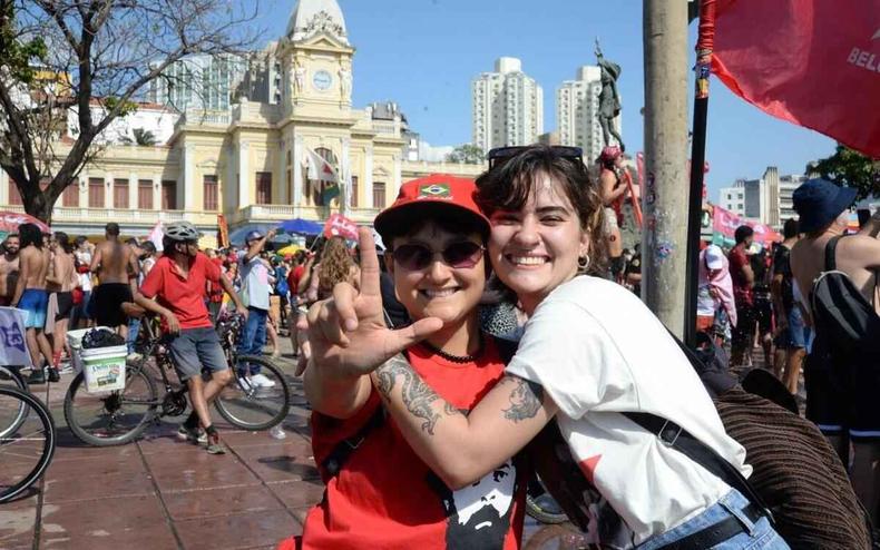 Luiza Ferreira abraa companheiro na Praia da Estao