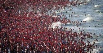 Foto a�rea mostra o tradicional mergulho de ano novo na paia de Scheveningen, na Holanda(foto: Netherlands OUT / AFP / ANP / STRINGER )