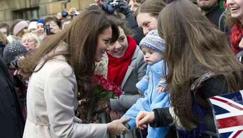 Em novembro, Kate fez festa para um beb que aguardava, com a me, a passagem da famlia real em evento em Londres(foto: AFP PHOTO / POOL / ARTHUR EDWARDS )