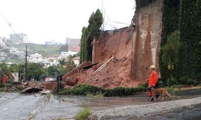 O Corpo de Bombeiros foi até o local e, com ajuda de cães farejadores, procuraram por possíveis vítimas soterradas. Mas, mais tarde, constataram que não havia ninguém sob a terra(foto: Paulo Filgueiras/EM/D.A Press) O Corpo de Bombeiros foi até o local e, com ajuda de cães farejadores, procuraram por possíveis vítimas soterradas. Mas, mais tarde, constataram que não havia ninguém sob a terra(foto: Paulo Filgueiras/EM/D.A Press)