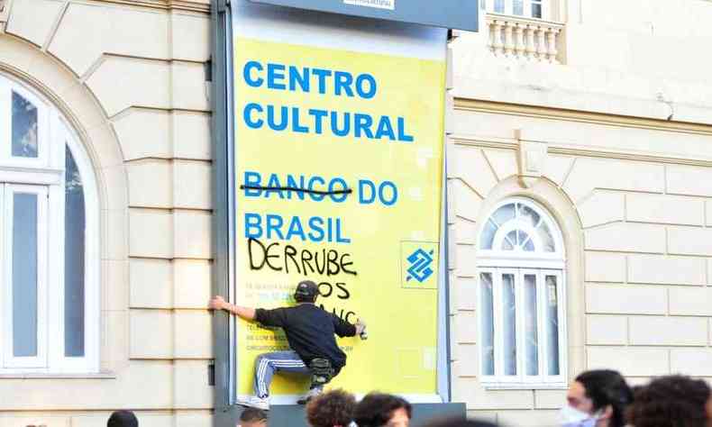Homem  flagrado pichando a fachada do Centro Cultural do Banco do Brasil, na Praa da Liberdade(foto: Tlio Santos/EM/D.A Press)